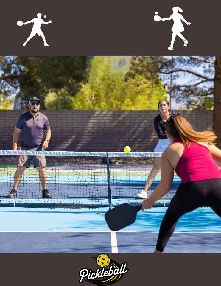Homens e mulheres em uma quadra jogando pickleball