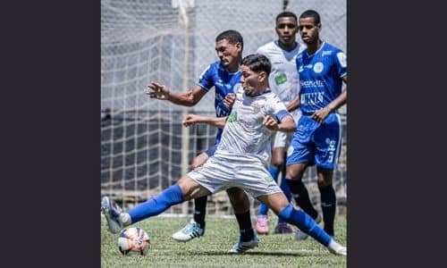 Jogador do Comercial Tietê disputa a bola com atletas do São Bento