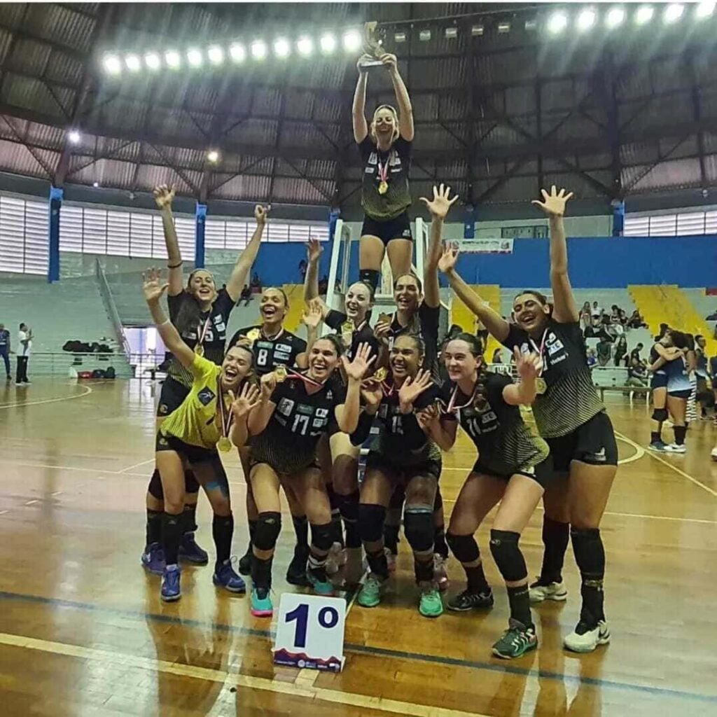 Equipe de voleibol feminina do Renasce Sorocaba comemorando título dos Jogos Abertos