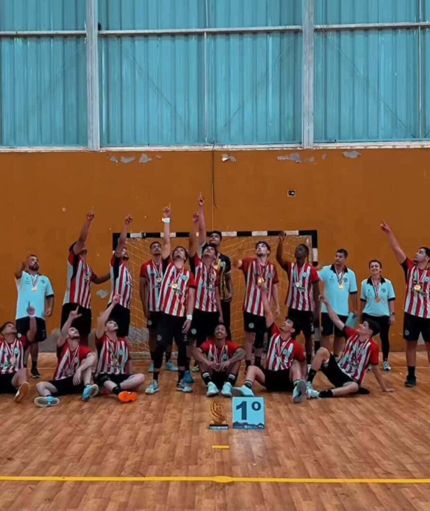 Atletas de Sorocaba Handebol comemorando o título  dos Jogos Abertos do Interior