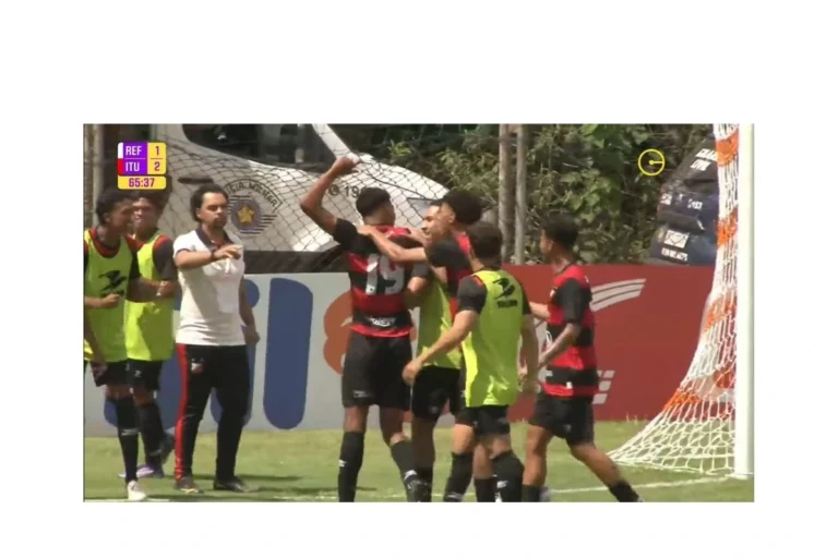 Jogadores do Ituano comemoram gol contra o referencia