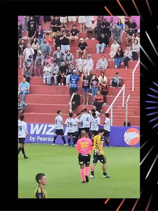 Jogadores do Ituano Sub-20 comemoram o gol com a torcida.