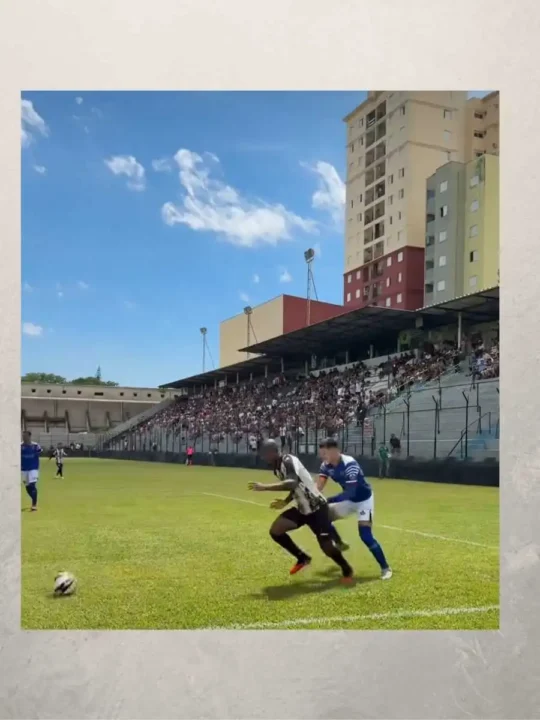Atleta do Comercial Tietê conduzindo a bola