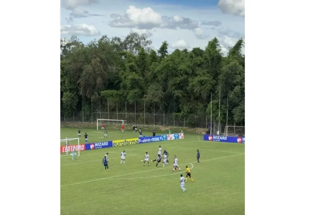 Lance do jogo entre Comercial Tietê e XV de Piracicaba