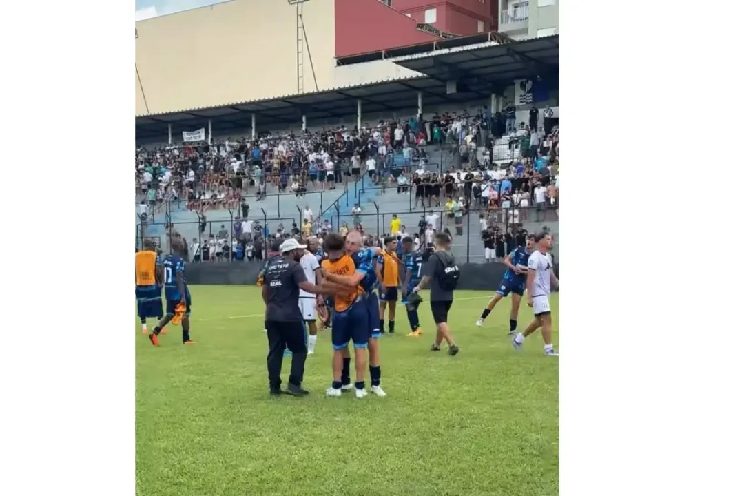 Jogadores do Comercial Tietê comemoram a vitória sobre o XV de Piracicaba