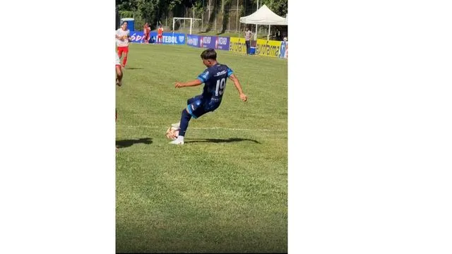 Jogador do Comercial carregando a bola. Comercial Tietê x Red Bull Bragantino