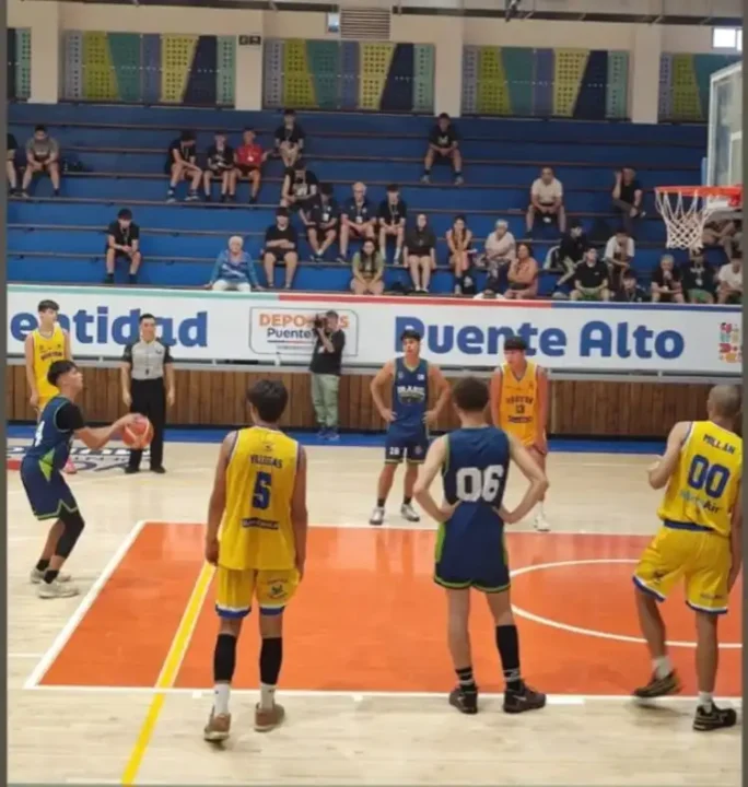 Atletas Sub-16 do Boston College e LDP Basquete no momento do lance livre da LDP