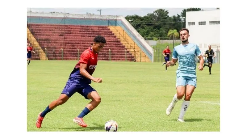 Jogador do Desportivo Brasil chutando a bola