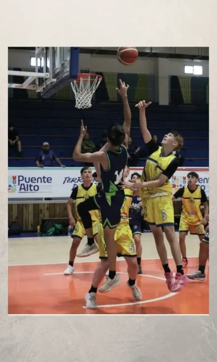 Jogadores da LDP e San Luis disputam a bola