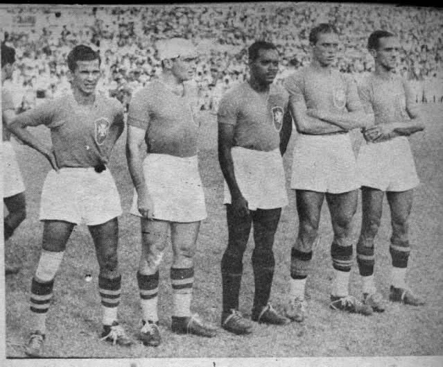 Peracio e Adilson em jogo da seleção brasileira.