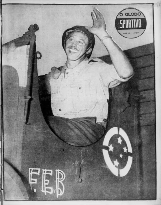 Peracio, atacante do Flamengo, em foto do exército.