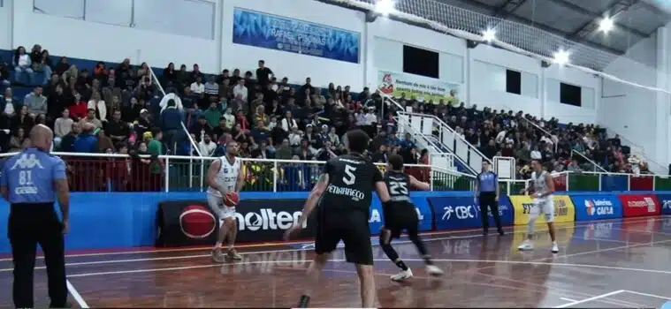 Basquete Tatuí em ação contra Brusque 